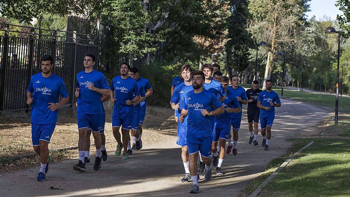 La plantilla del Balonmano Zamora, en los alrededores del Duero. | Emilio Fraile