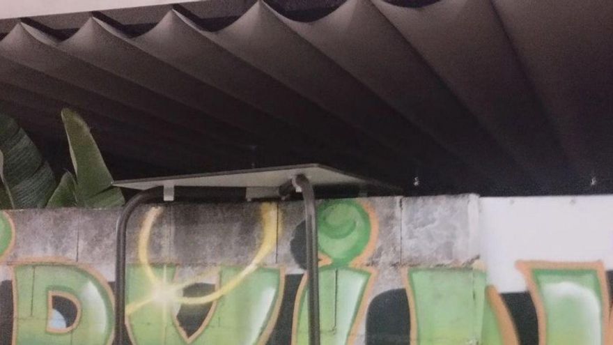 Una de las mesas, encima del muro de A Riala.