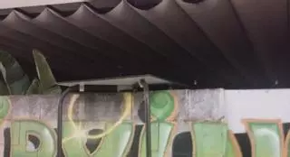 Unos gamberros descolocan y tiran las mesas de la terraza de O Candil de Silvia