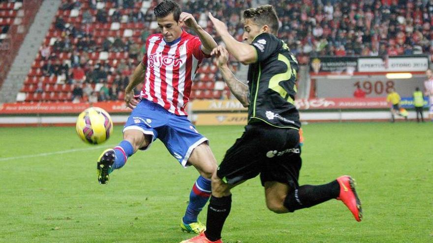 Luis Hernández despeja el balón ante la presión de Ríos.