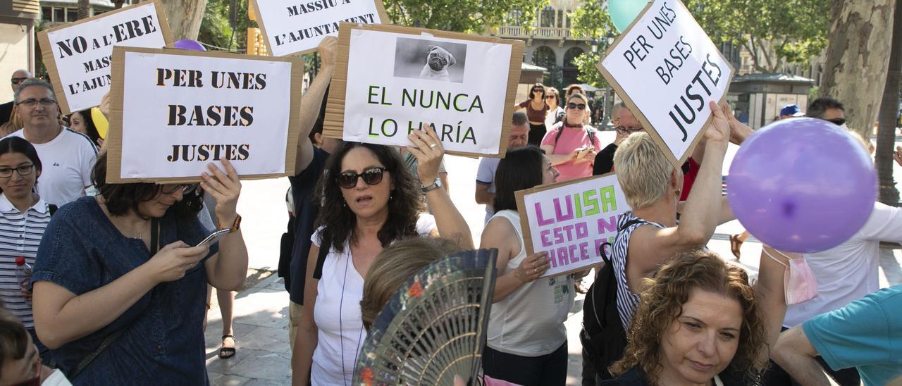 Protesta de interinos ante el ayuntamiento.