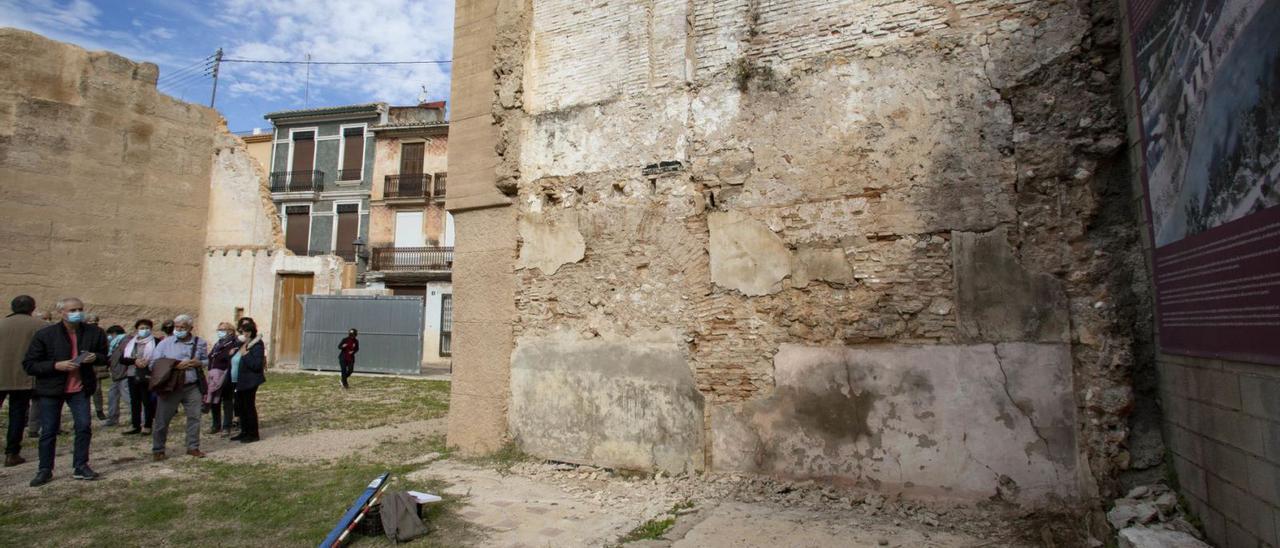 Pared de la vivienda adosada a los muros de la Casa Real en la que se han iniciado las catas de estudio previas al derribo. | PERALES IBORRA