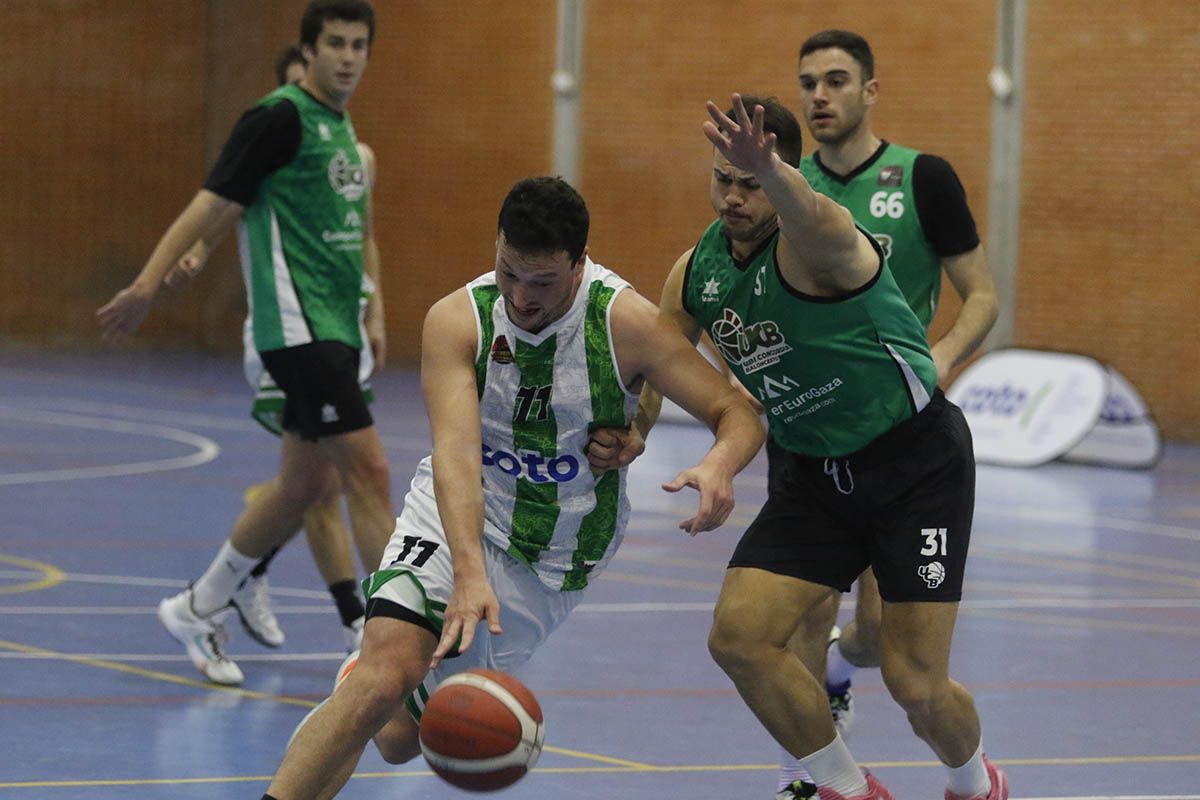 En imágenes, el derbi entre Coto Ciudad de Córdoba y el UCB Camper baloncesto