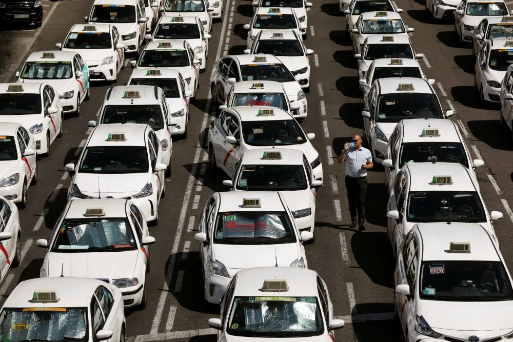 Taxistas bloquean el Paseo de la Castellana en Madrid.