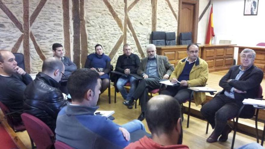 Alcaldes y representantes de Zamora, León y Portugal, ayer en la reunión celebrada en Puebla.