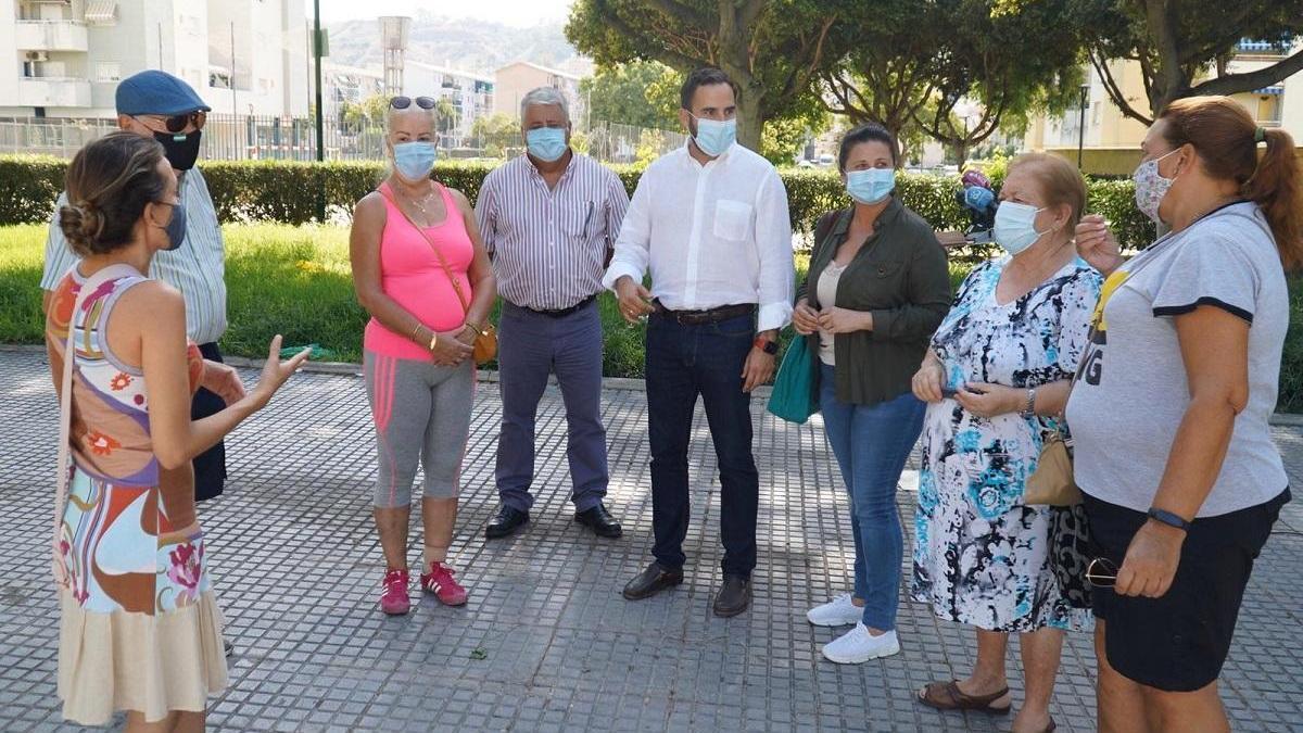 Daniel Pérez, Salvador Trujillo y Lorena Doña, ediles socialistas, con los vecinos de Palma-Palmilla.