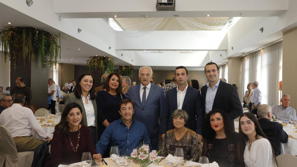 Ángel Rodríguez, de pie en el centro, junto a su familia durante el homenaje celebrado este sábado en Oviedo.
