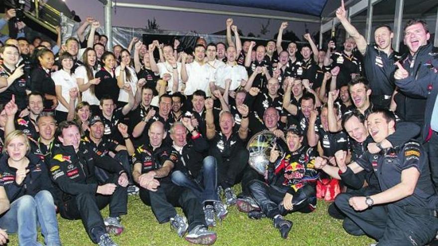 Pilotos, ingenieros y mecánicos de Red Bull celebran la victoria de Vettel en Melbourne.