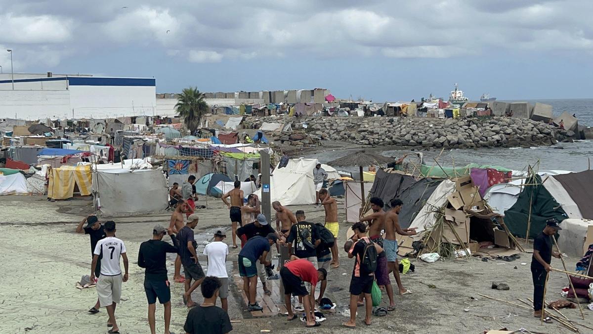 CRISIS MIGRATORIA | El Gobierno eleva a 10.000 la cifra de migrantes en Ceuta