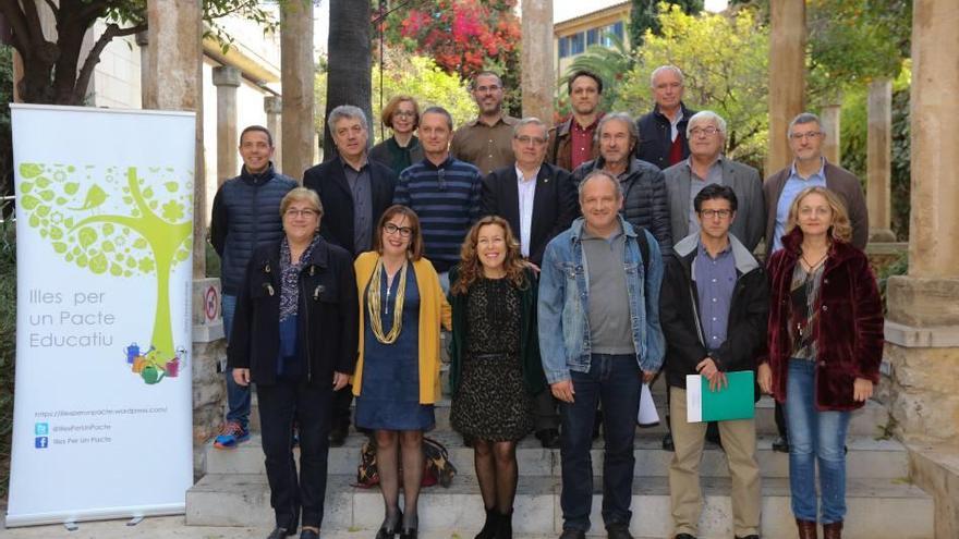 Representantes de las distintas entidades que conforman Illes per un Pacte, ayer en Palma.