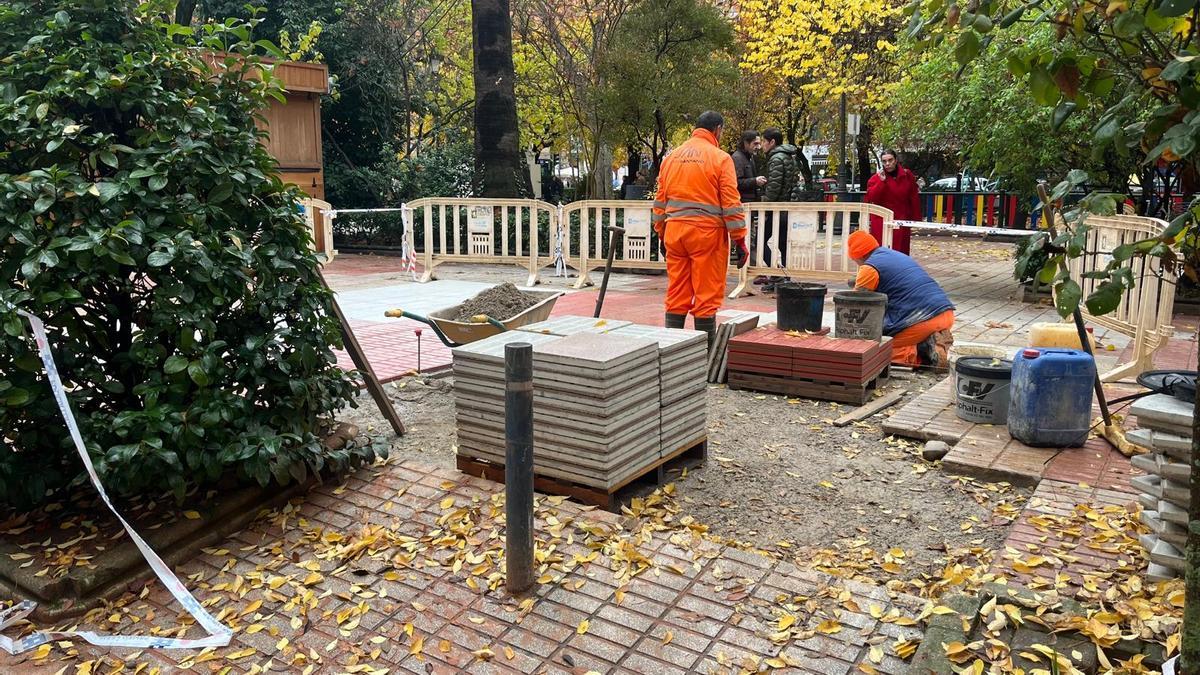 Los operarios reparan el reventón en Cáceres.