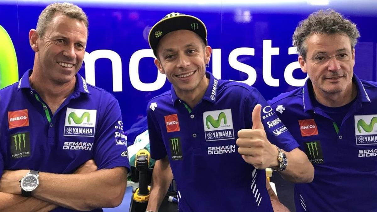 Valentino Rossi celebra hoy, en Motorland (Alcañiz, Aragón), que los doctores le permitan correr.