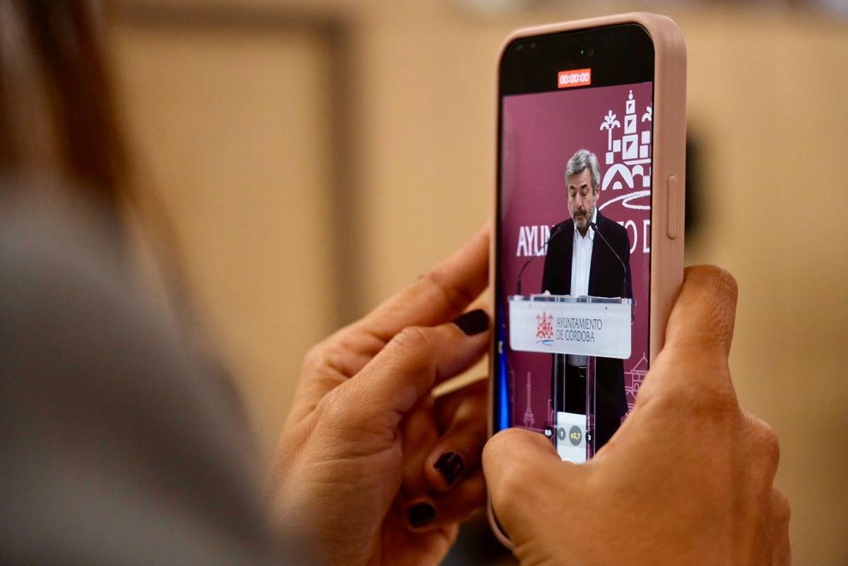 Miguel Ángel Torrico, grabado con un móvil durante la rueda de prensa de la junta de gobierno local.