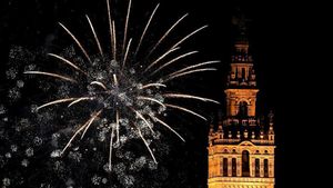 Espectáculo de fuegos artificiales por el fin de la Feria de Sevilla de 2025.