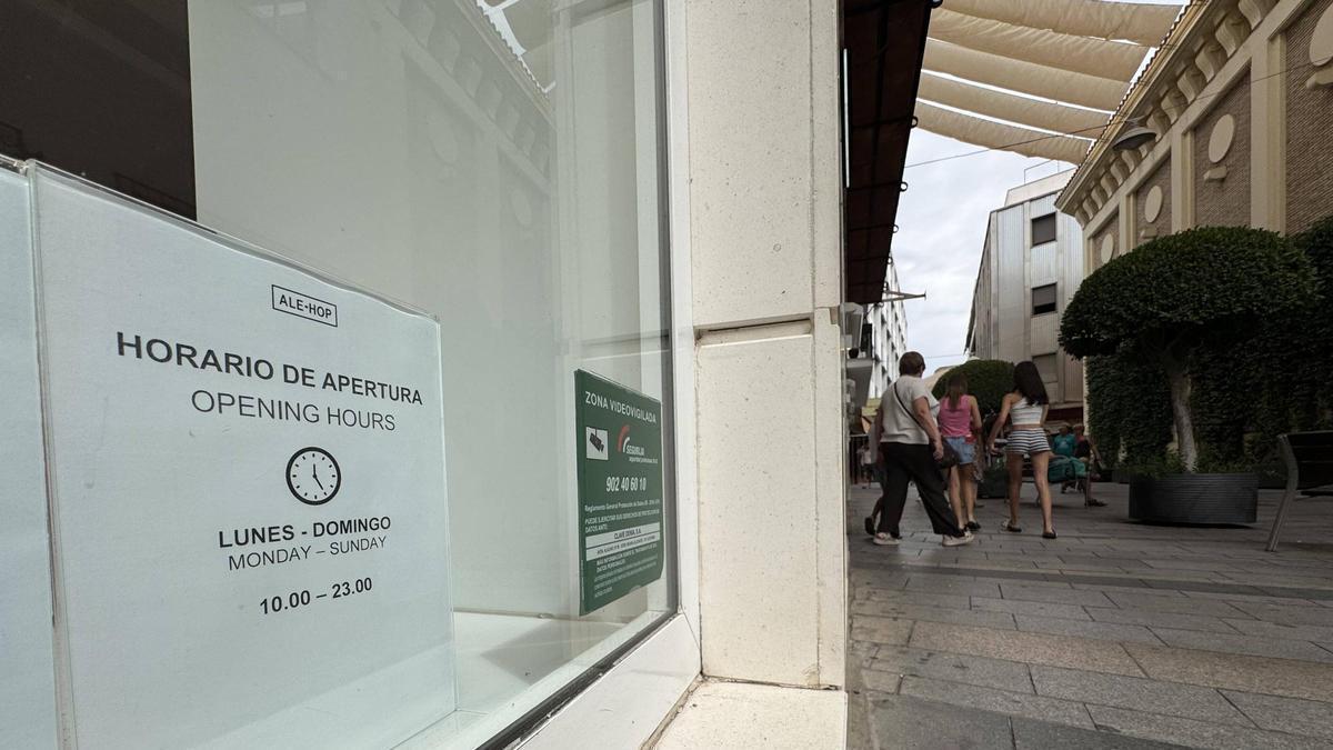 Horario de apertura de una tienda en el Centro de Córdoba que se mantiene hasta las 23 horas.