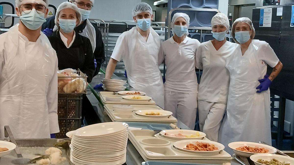 Equipo de cocina del Hospital General de Elche