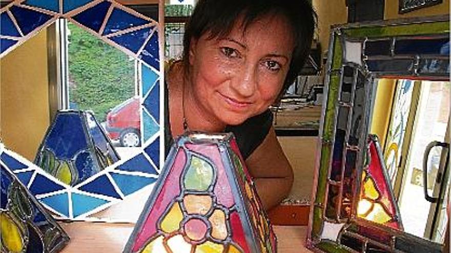 La vitrallera Olga Sala obre una botiga-taller i cursos de formació