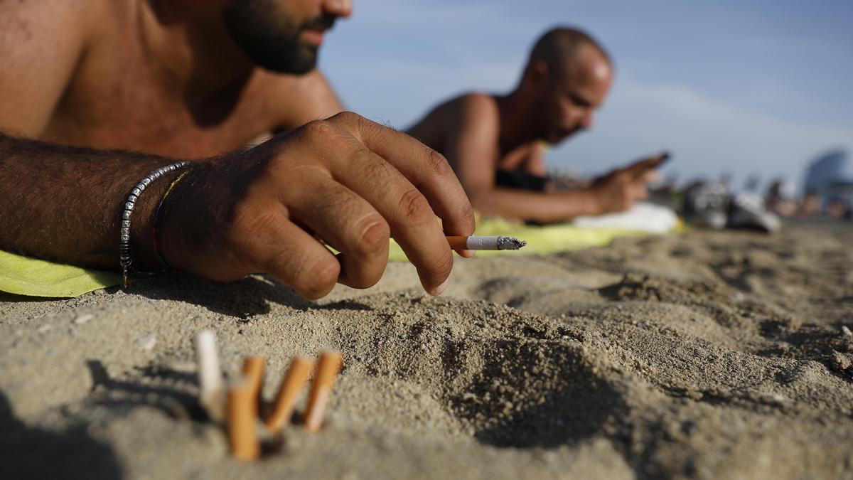 Barcelona prohibirá fumar en cuatro de sus playas