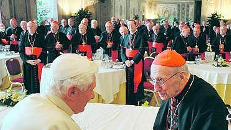 Benedicto XVI saluda al cardenal Etchegaray, ayer, en el Vaticano.