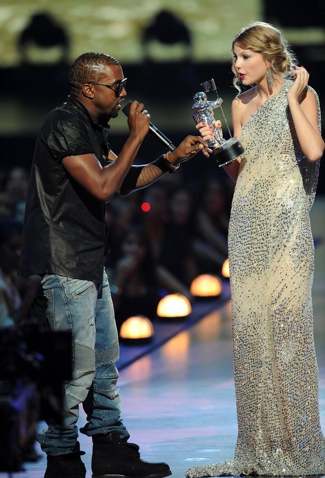 Kanye West atacando a Taylor Swift en los  MTV Video Music Awards de 2009