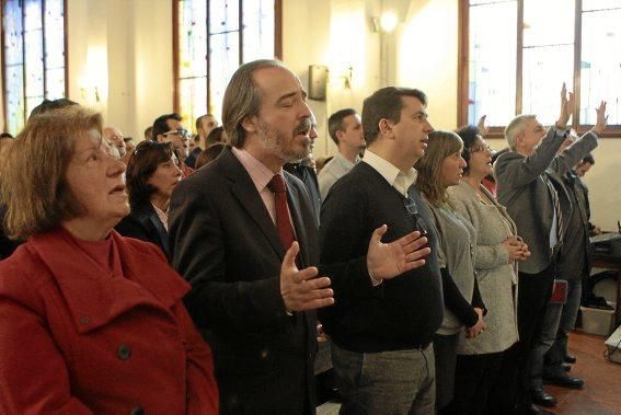 Starke Gefühle, innige Gebete: Den Sonntagsgottesdienst feiern alte und junge Mitglieder aus den verschiedensten Ländern in Palmas evangelischer Gemeinde mit Hingabe. Ein fester Bestandteil der Messe