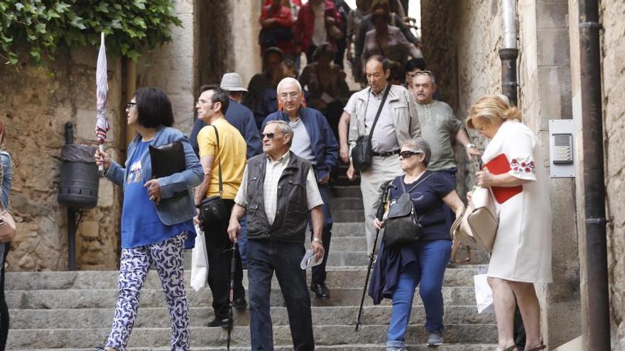 Girona estudia una taxa per als busos turístics