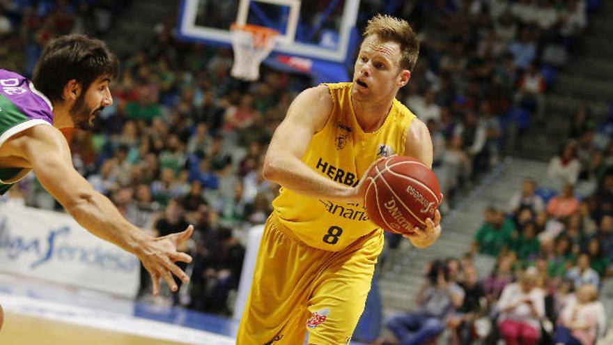 Brad Newley en un partido frente a Unicaja en esta su última temporada de amarillo