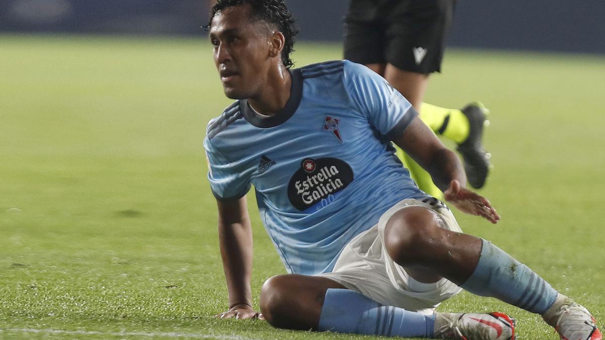 Renato Tapia, en el suelo, durante un partido del Celta esta temporada. |  
// RICARDO GROBAS