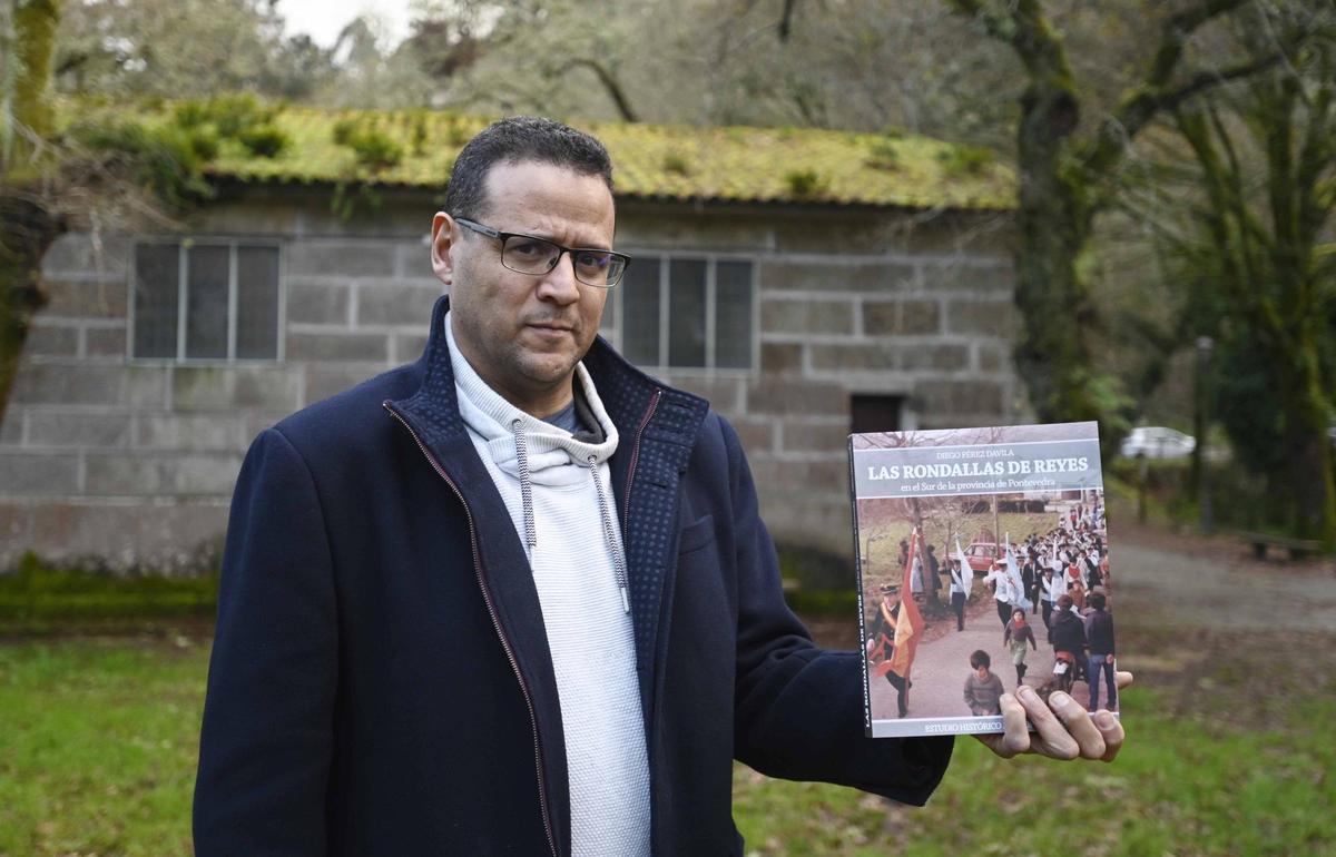 Diego Pérez Davila posa con un ejemplar de su investigación histórica sobre las rondallas de Reyes del sur de Pontevedra.