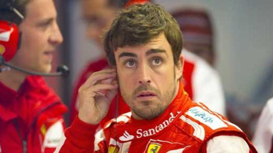 Fernando Alonso, en su box