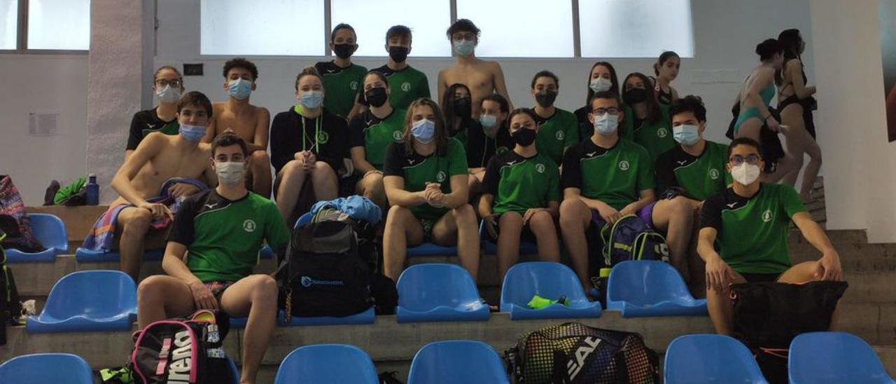 Nadadoras y nadadores del NiE Gandia en la piscina. | NIE GANDIA