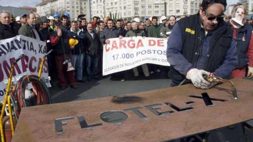 Trabajadores de Navantia en una protesta en Ferrol para demandar la construcción del flotel. / efe