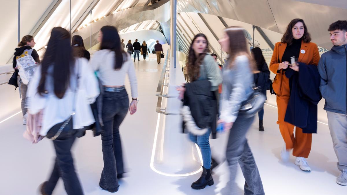 Visitantes en el interior del puente Zaha Hadid