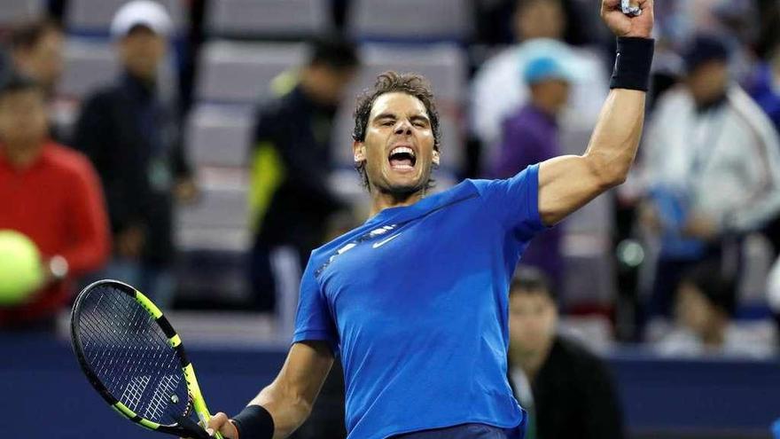 Nadal celebra su victoria ante Dimitrov que le dio ayer el pase a las semifinales de Shanghái.