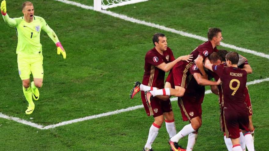 Hart protesta mientras los rusos celebran el gol del empate en el descuento. // Efe