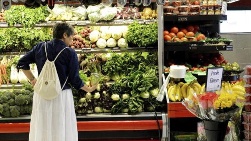 Una mujer en un supermercado.