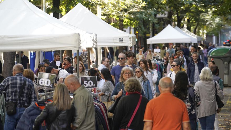 El centre de Girona s&#039;omple de gent i ofertes per la Botiga al Carrer