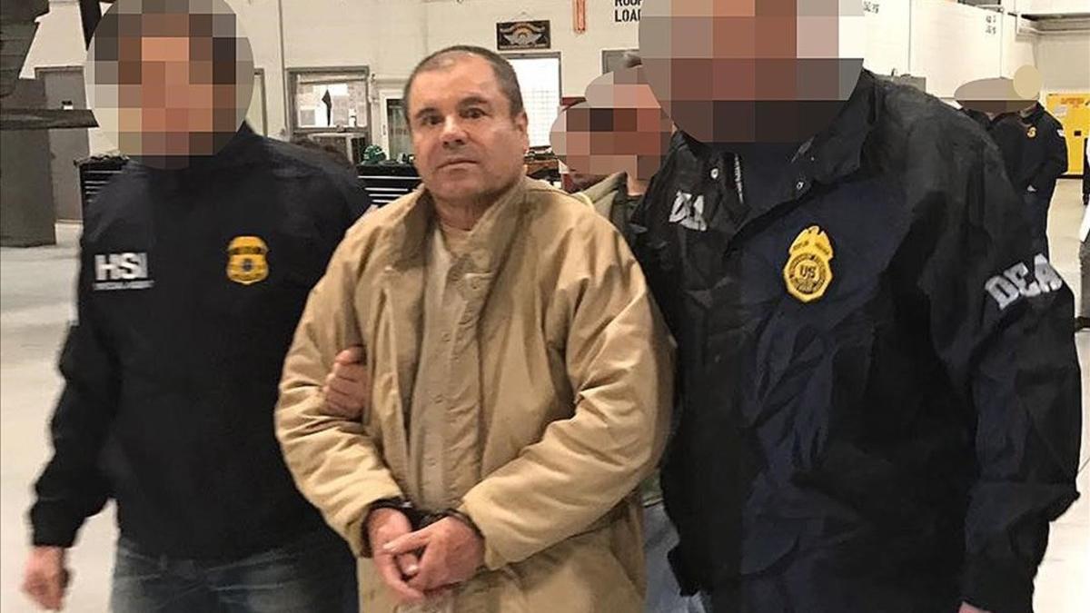 Joaquín 'El Chapo' Guzmán, escoltado en Ciudad Juárez por la policía mexicana para su extradición a Estados Unidos.
