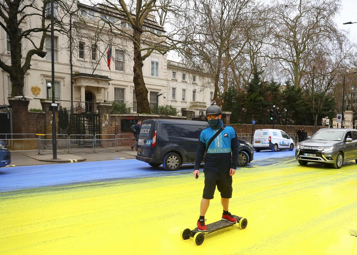 Activistas pintan la bandera de Ucrania frente a la embajada rusa en Londres