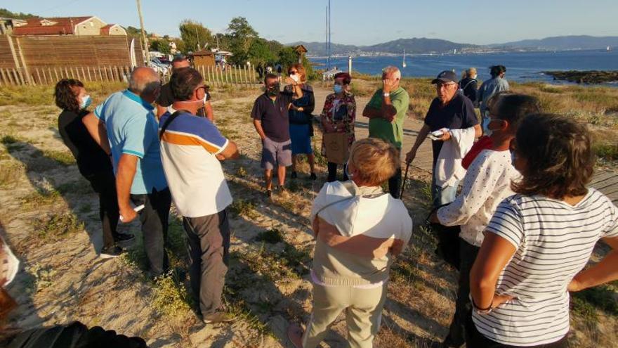 Reunión de un grupo de afectados por los derribos de la APLU, en Liméns |  // SANTOS ÁLVAREZ