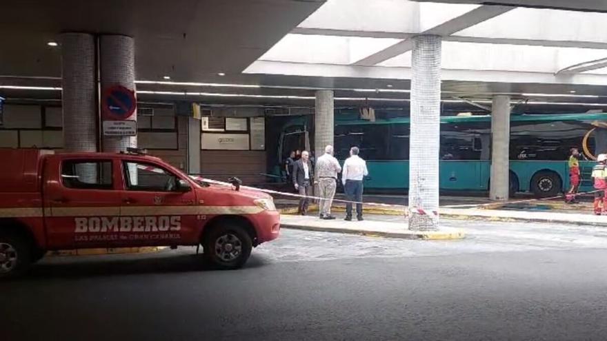 Una guagua cargada de pasajeros invade el andén y deja dos heridos graves en San Telmo, Gran Canaria
