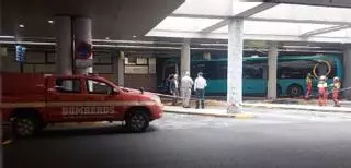 Un choque sin precedentes en la estación de guaguas de San Telmo, en Las Palmas de Gran Canaria
