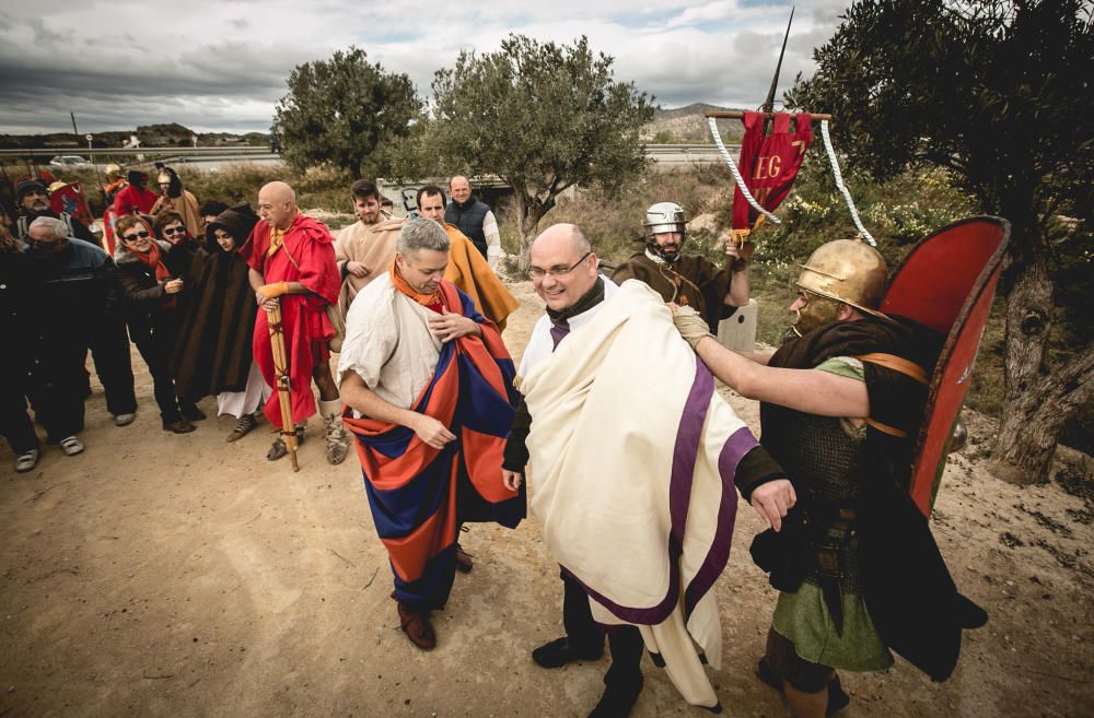 Veinte personas con trajes de romano recorren el Camí del Peix