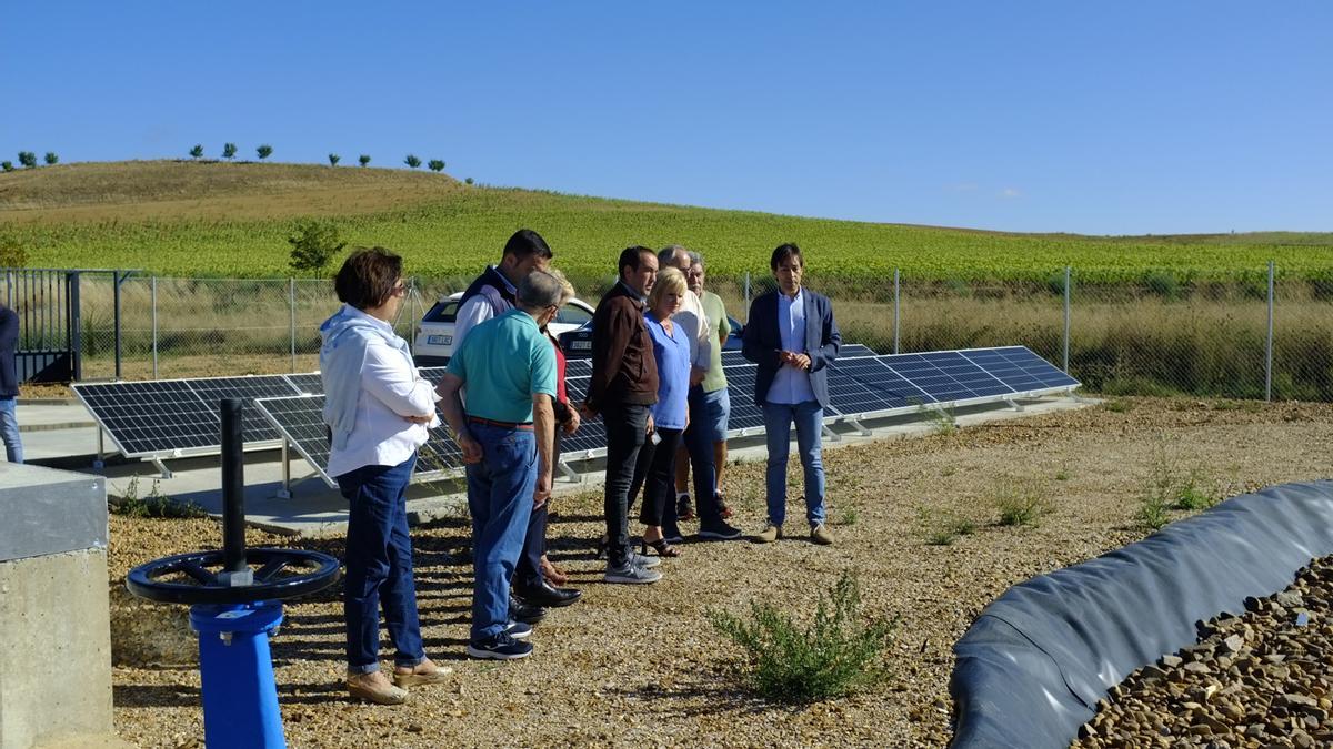 El alcalde de Fuentes de Ropel, Ándres Gónzalez, junto a la delegada territorial de la Junta, Leticia García (en el centro) durante la inauguración de la EDAR de la localidad.