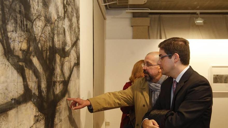 Luis G. Adalid explica al concejal de Cultura Jesús Pacheco una de las obras de la exposición Principio Naturaleza.