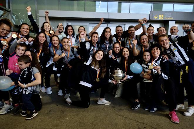 Las campeonas de la Copa de la Reina del BM Costa del Sol son recibidas en el aeropuerto