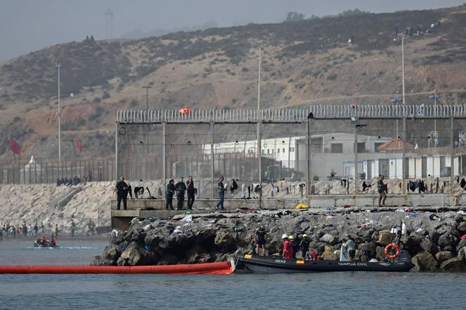 Última hora de Ceuta y Melilla, en directo   Los comercios abren y el Gobierno coloca una barrera de 500 metros en el mar