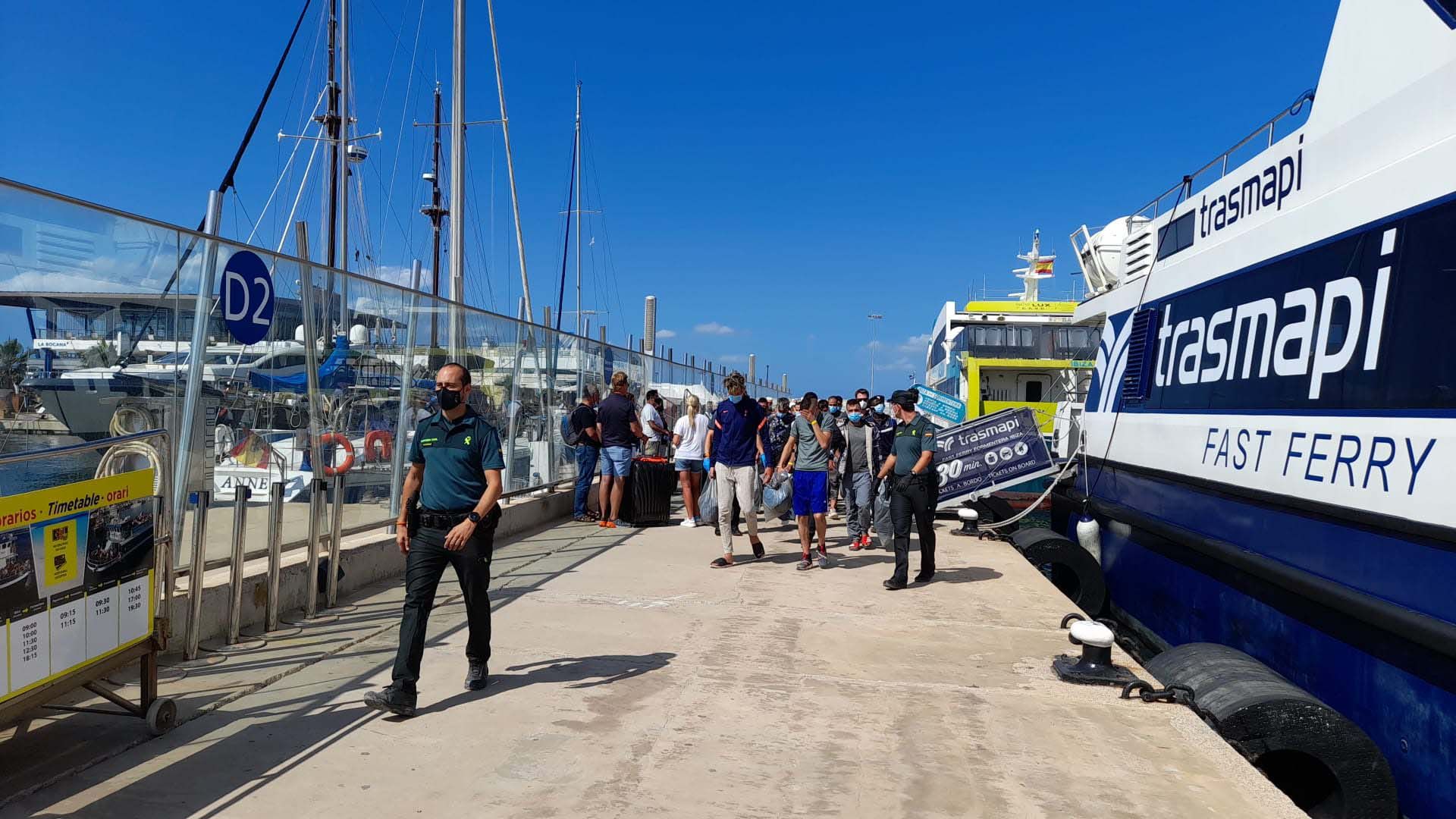 Traslado de los migrantes llegados en patera a Formentera hasta Ibiza