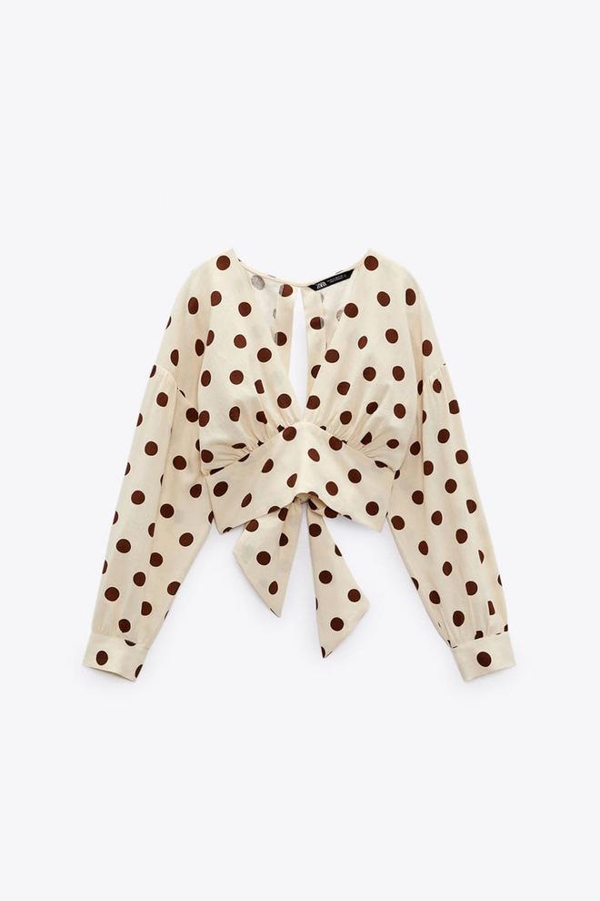 Blusa de lunares con escote de Zara (precio: 27,95 euros)