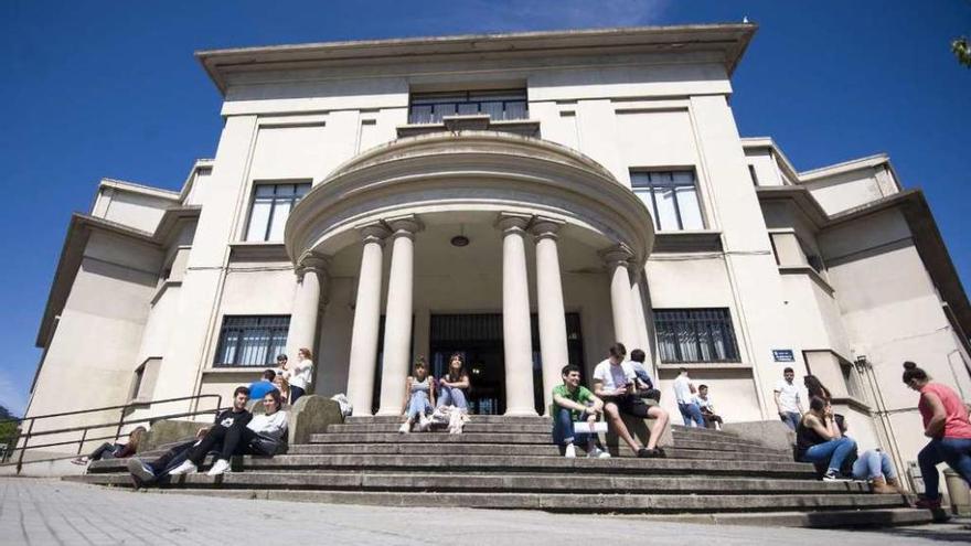 Alumnos en la entrada del Centro Universitario de Riazor.